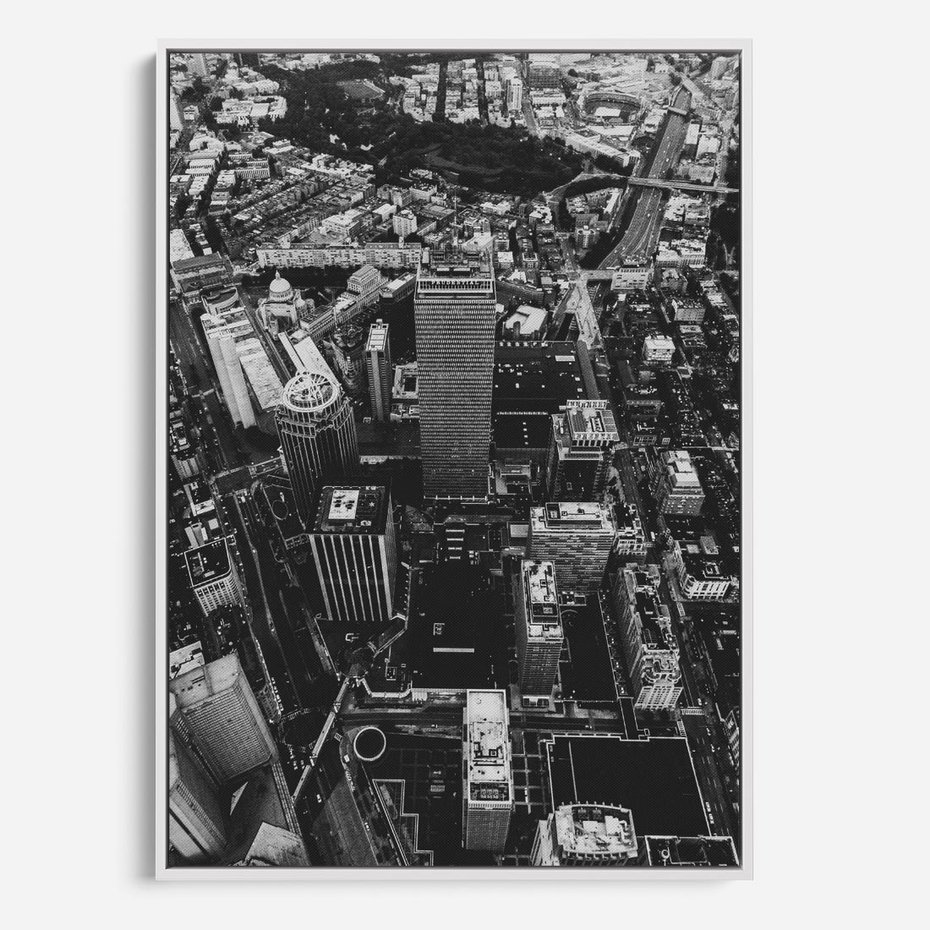Obraz w ramie 70x100 - Kontrastujące miasto - miasto, biało - rama biała