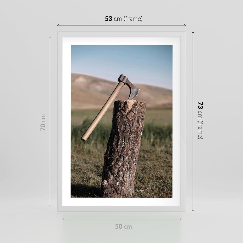 Plakat w ramie 50x70 - Rustykalna Praktyczność: Fotografia Siekiery - rustykalna fotografia, siekiera wbita w pieniek - rama biała