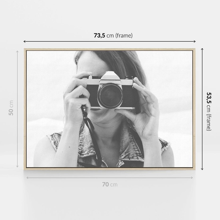 Obraz w ramie 70x50 - Zrób mi Zdjęcie - fotografia, kobieta z aparatem - rama drewno