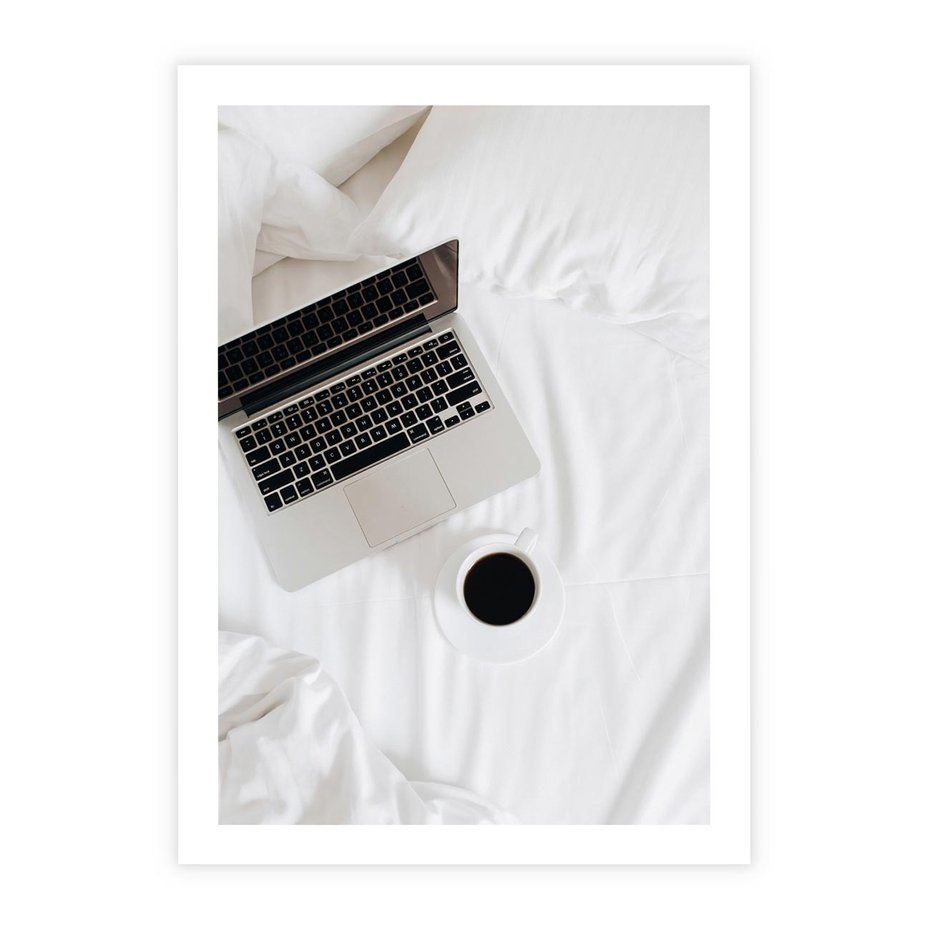 Plakat bez ramy 30x40 - Relaks w Łóżku: Kawa i Laptop w Pościeli - komputer, na łóżku