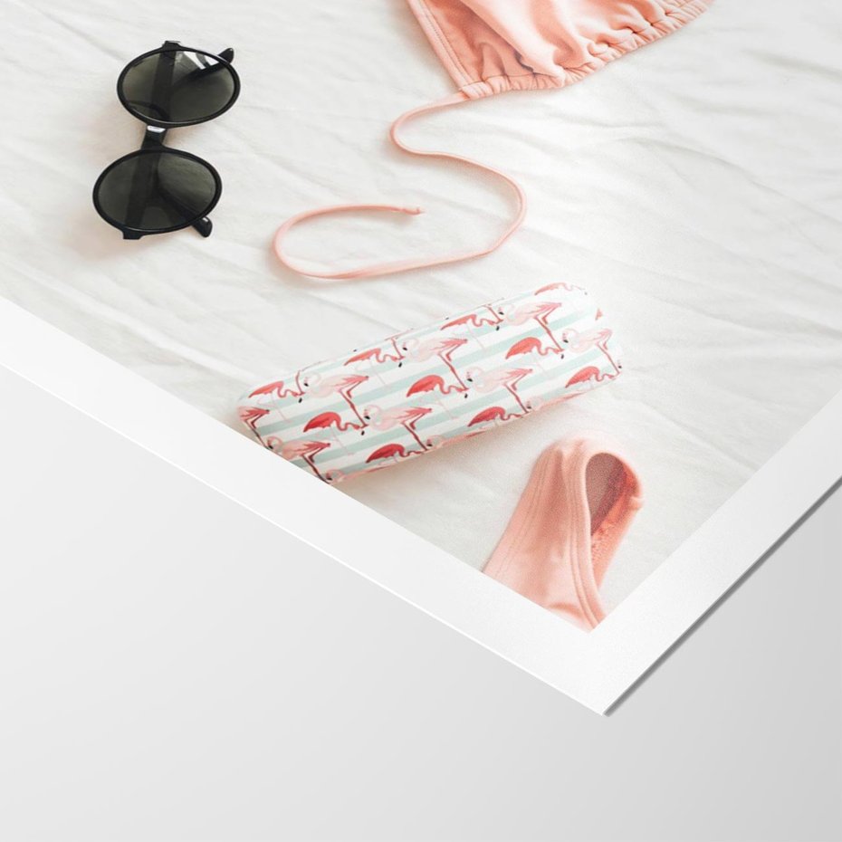 Plakat bez ramy 30x40 - Letnia Elegancja na Plaży - kompozycja, elementy stroju na plażę