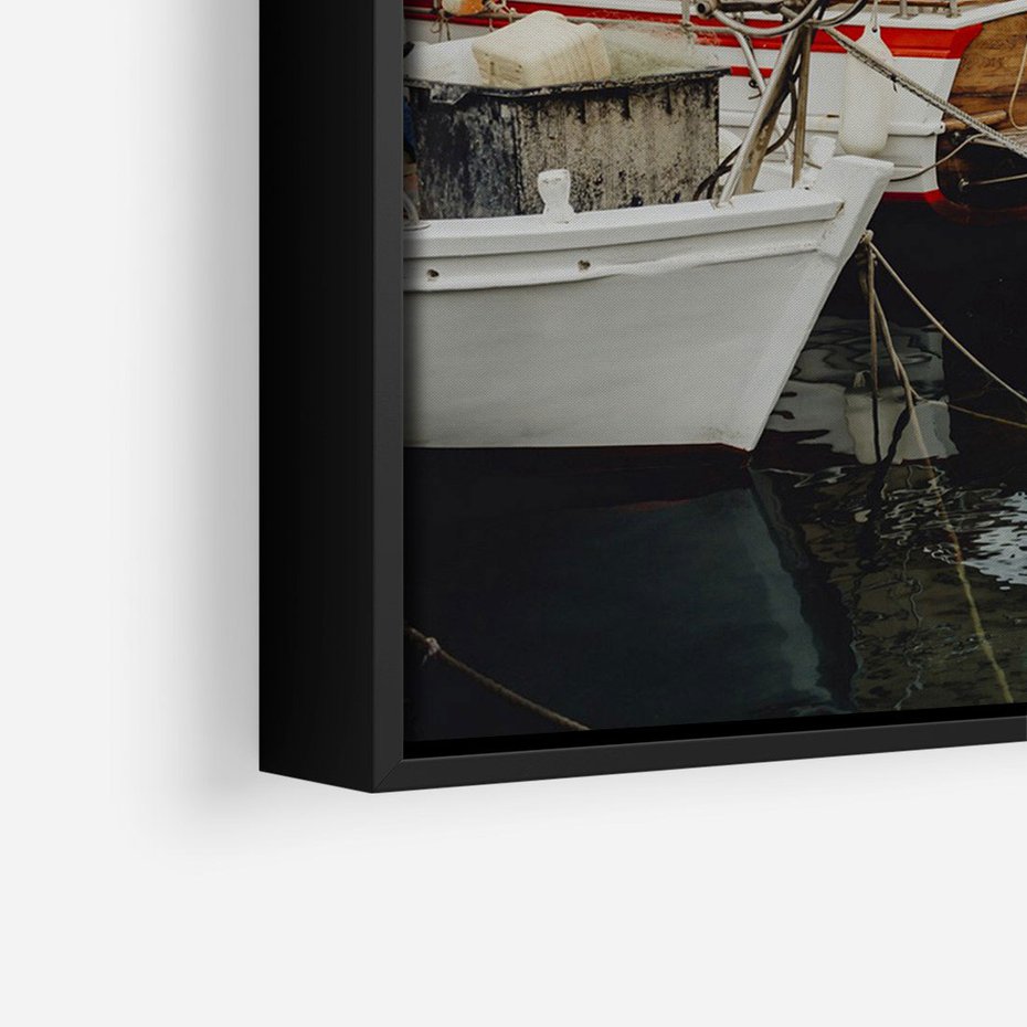 Obraz w ramie 50x70 - Malowniczy Krajobraz Morski - morze, łódki - rama czarna