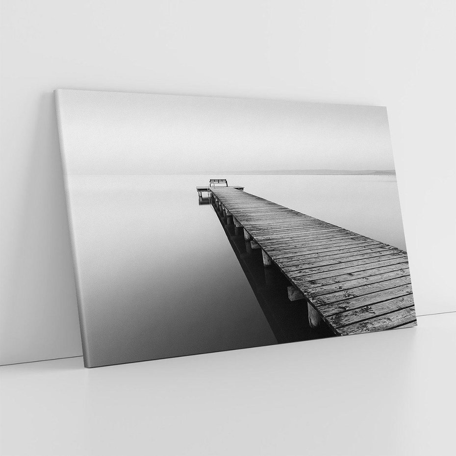 Obraz na płótnie 70x50 - Mglista Perspektywa - czarno biała fotografia, drewniany pomost na jeziorze