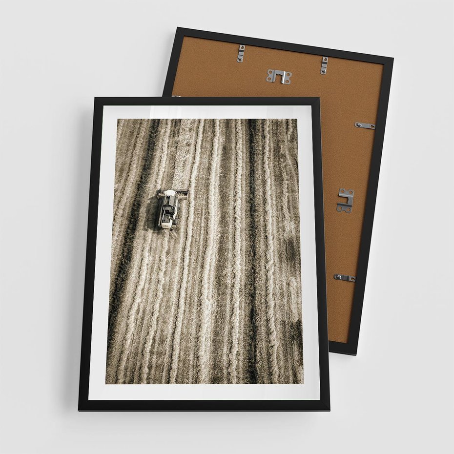 Plakat w ramie 50x70 - Sepia na Polu - kombajn, pole - rama czarna
