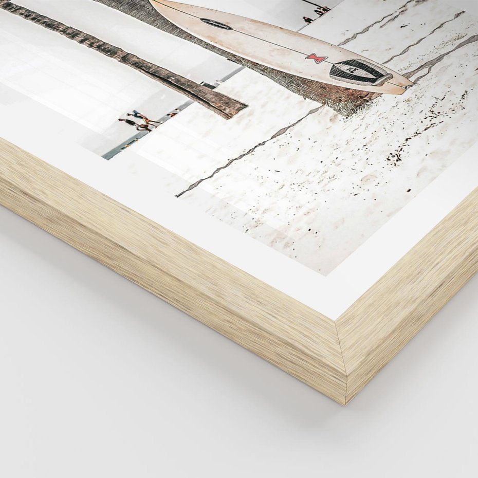 Plakat w ramie 30x40 - Plażowy Relaks - deska surfingowa, oparta o palmę - rama drewno