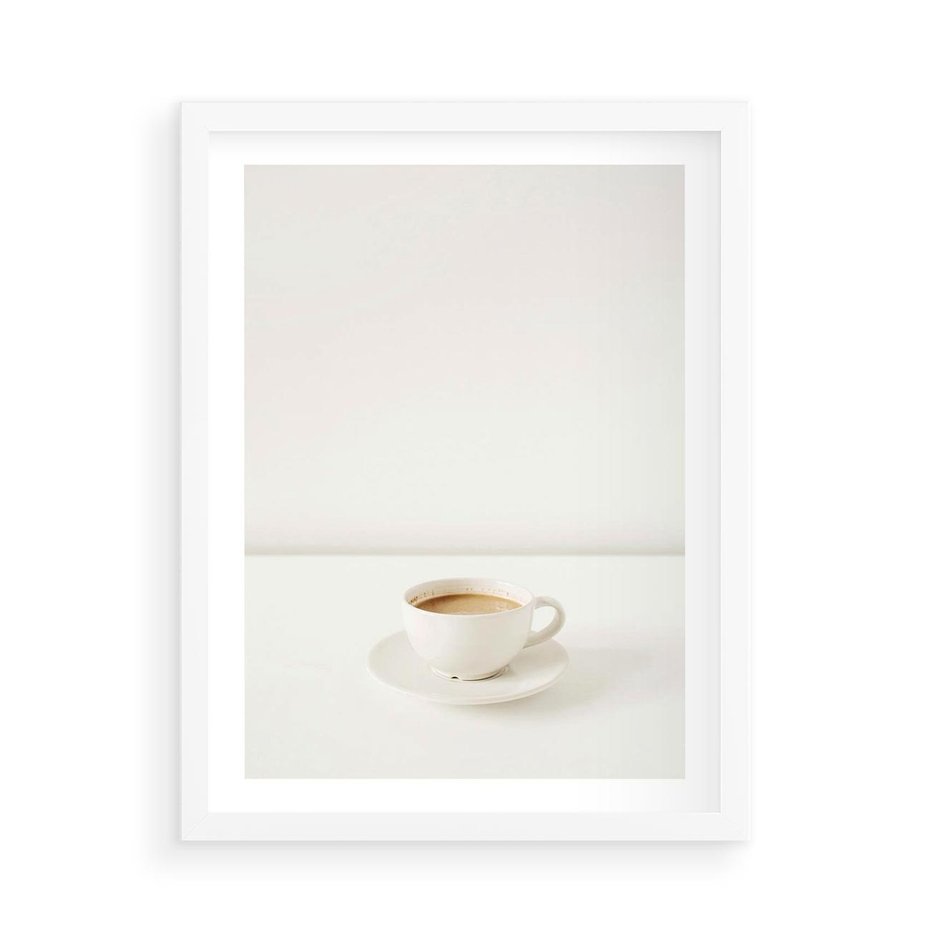 Plakat w ramie 50x70 - Kawa w Prostocie - kawa w filizance, białe tłó - rama biała