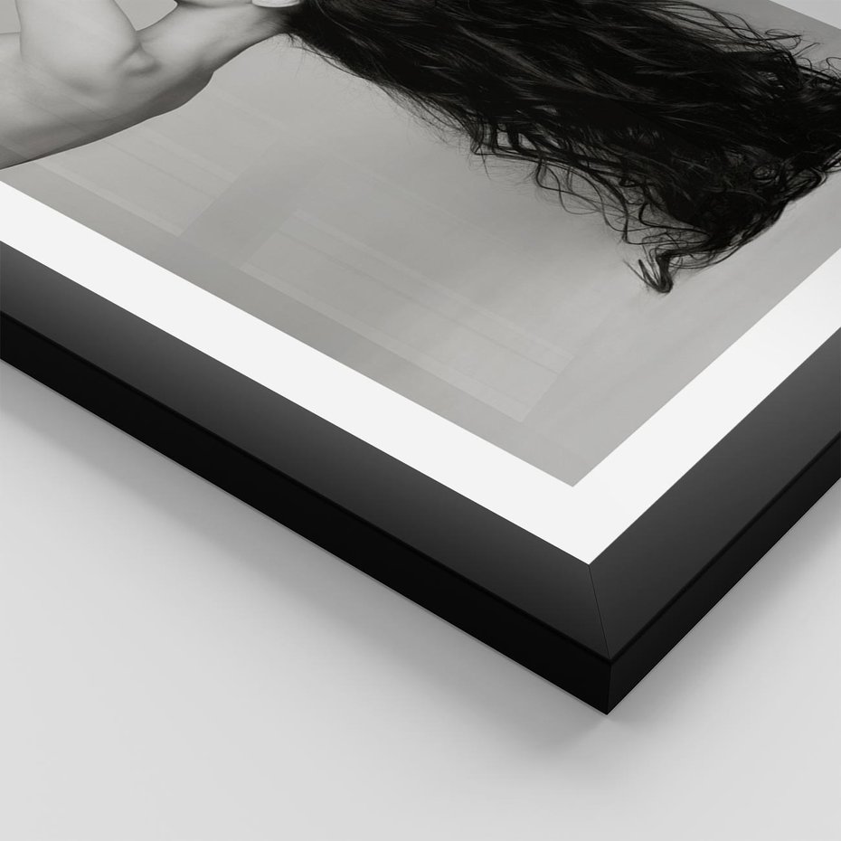 Plakat w ramie 30x40 - Piękno włosów kobiety w ruchu - włosy, piękno - rama czarna