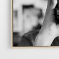 Obraz w ramie 100x70 - Mężczyzna za Aparatem - czarno białe zdjęcie, portret - rama drewno
