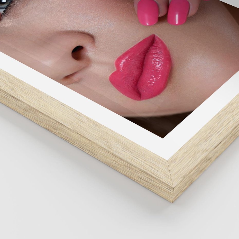 Plakat w ramie 50x70 - Usta, manicure, spa: kobieca harmonia - usta, manicure - rama drewno