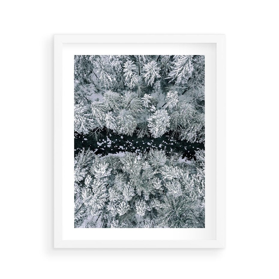 Plakat w ramie 40x50 - Zimowy Krajobraz z Góry - zdjęcie z góry, zaśnieżony las i zamarznięty strumyk - rama biała