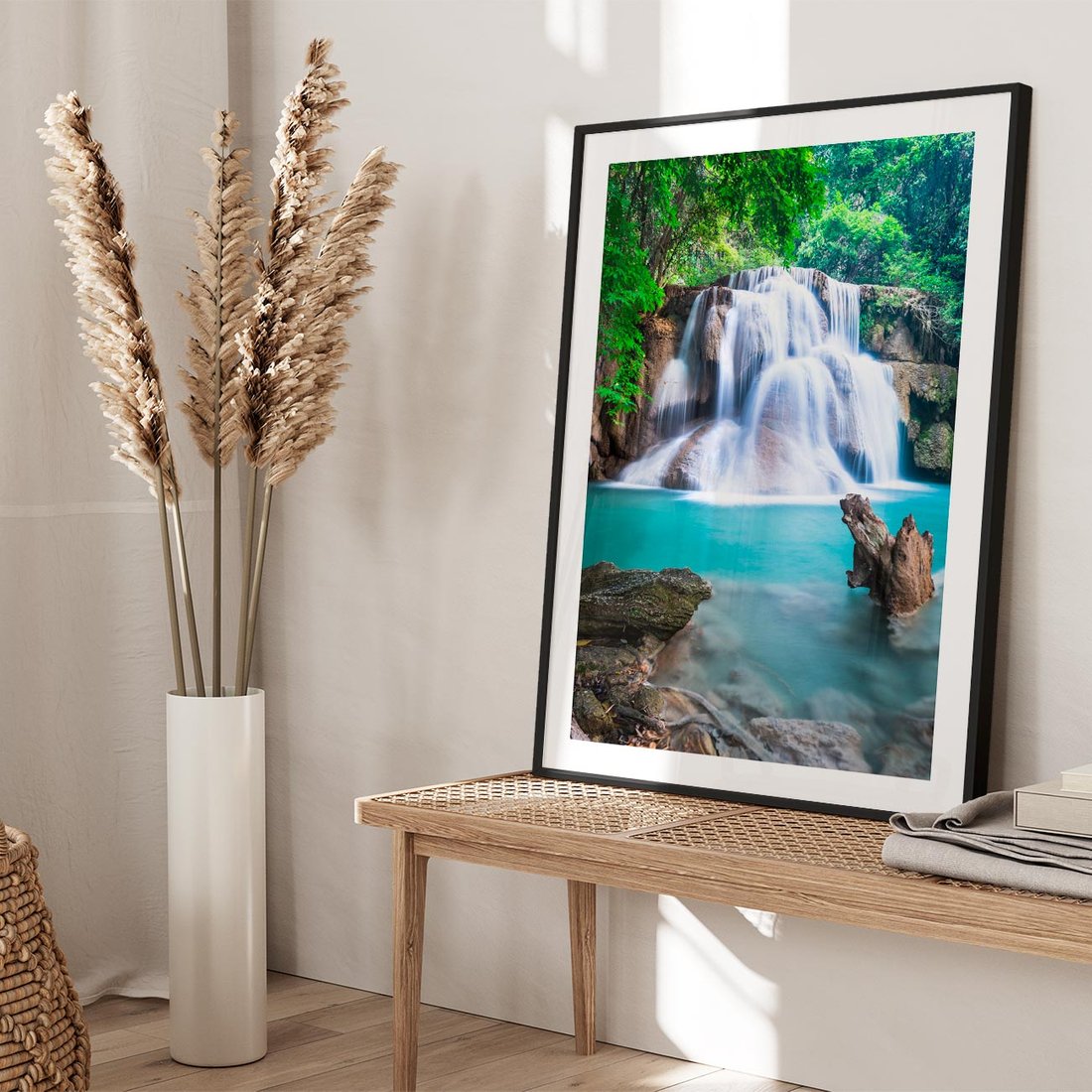 Plakat w ramie 50x70 - Abstrakcyjna nowoczesność - wodospad, woda - rama czarna