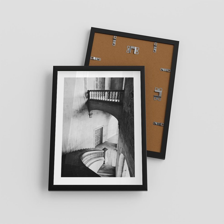 Plakat w ramie 30x40 - Po Schodach w Dół - czarno białą fotgrafia, zakręcone schody w starek kamienicy - rama czarna