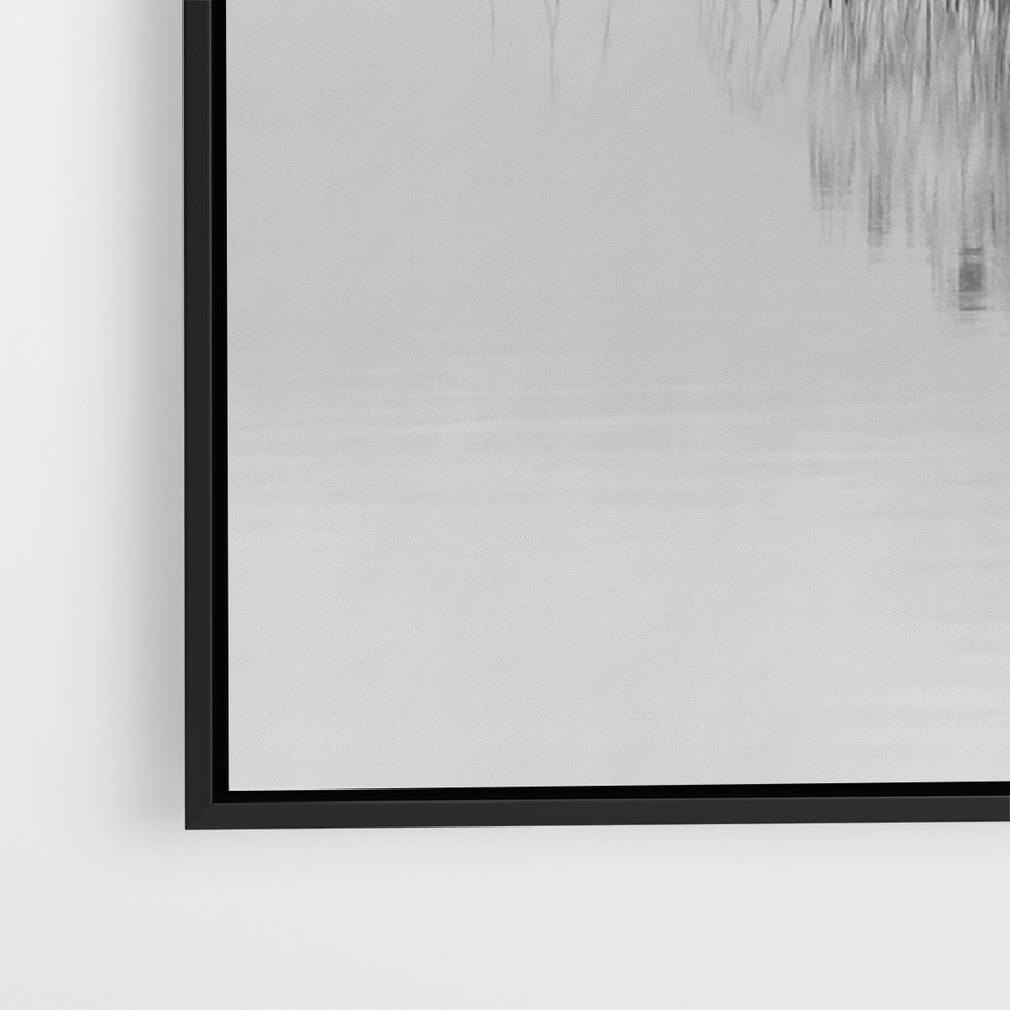 Obraz w ramie 50x70 - Mglisty Brzeg Jeziora - czarno białe zdjęcie, zamglone jezioro - rama czarna