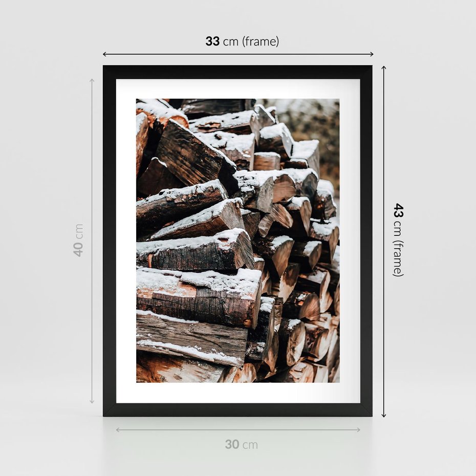 Plakat w ramie 30x40 - Zimowa Drewniana Idylla - drewno, kłody - rama czarna