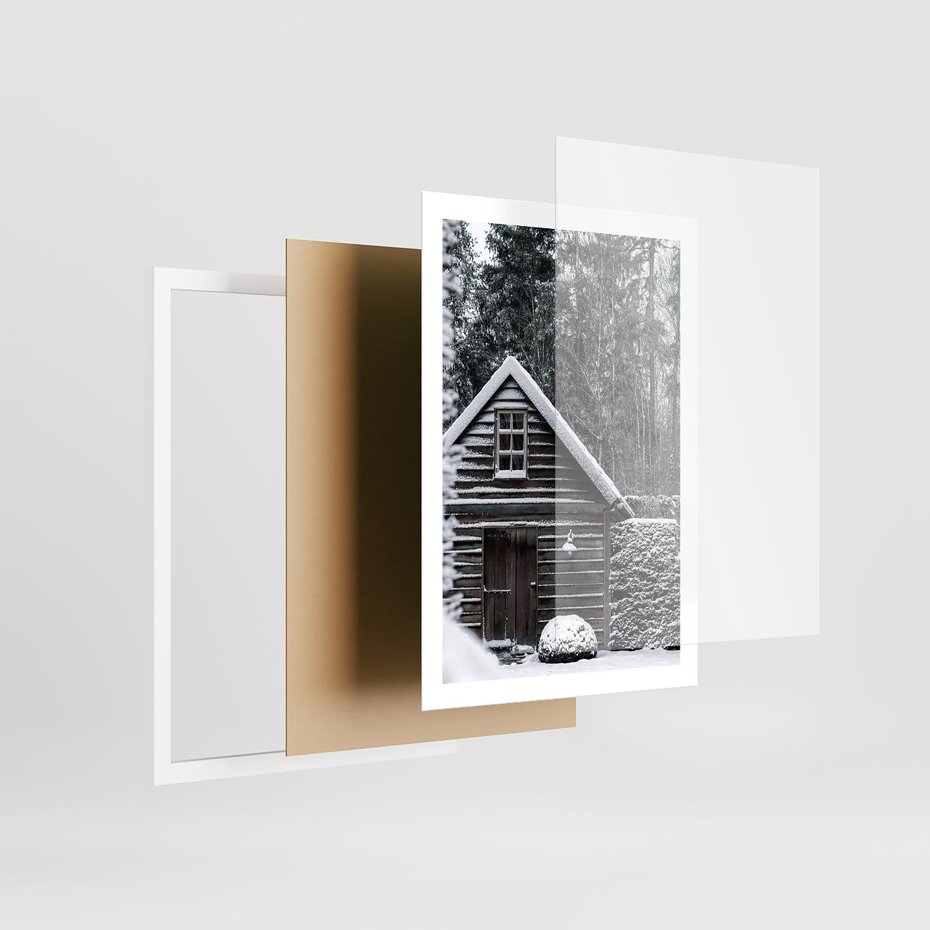Plakat w ramie 50x70 - Zaklęta Zima - domek w lesie, śnieg - rama biała