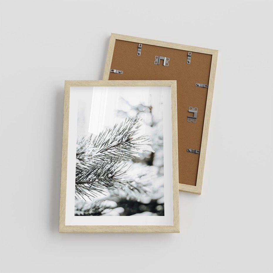 Plakat w ramie 30x40 - Chwila Zimowej Magii - iglasta gałązka, śnieg - rama drewno
