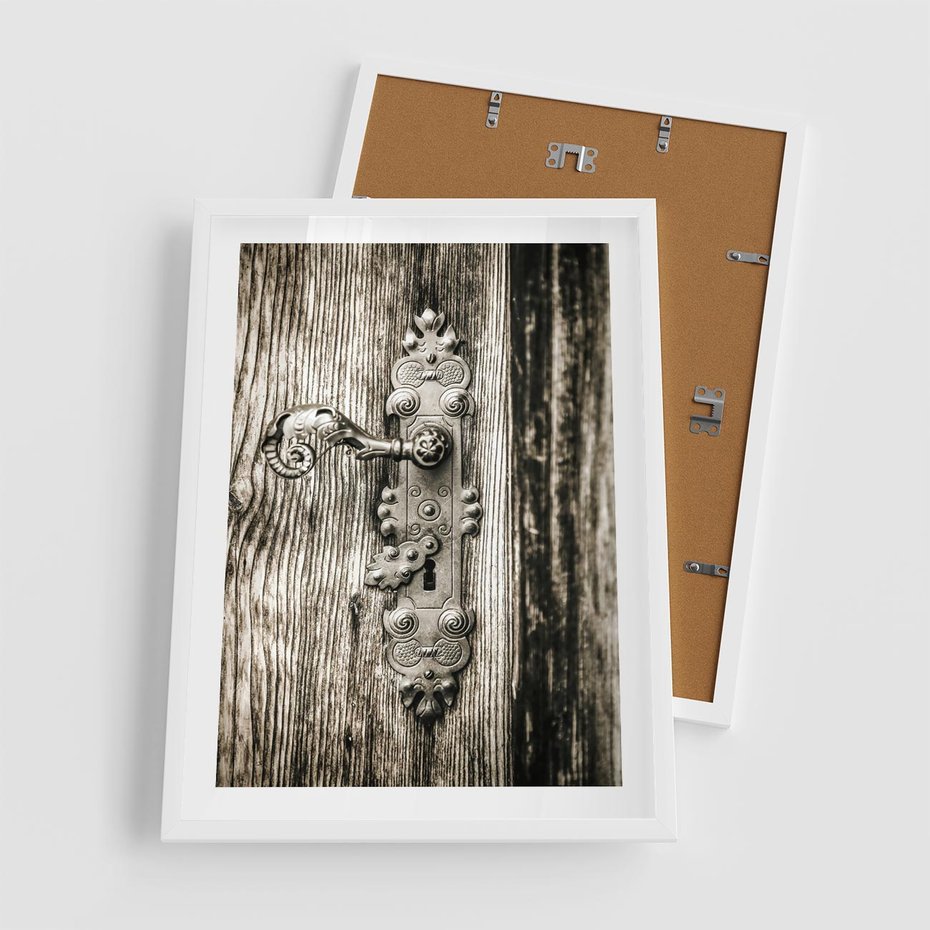 Plakat w ramie 50x70 - Stare Drzwi z Ozdobną Klamką - stare drzwi, klamka - rama biała