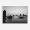 Obraz w ramie 100x70 - Harmonia świateł i cieni - zamglona dzika plaża, skały na plaży - rama biała