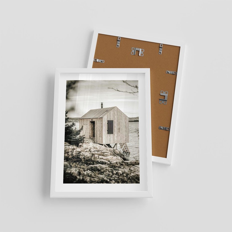 Plakat w ramie 30x40 - Nostalgiczna Oaza - rustykalny domek, domek nad jeziorem - rama biała