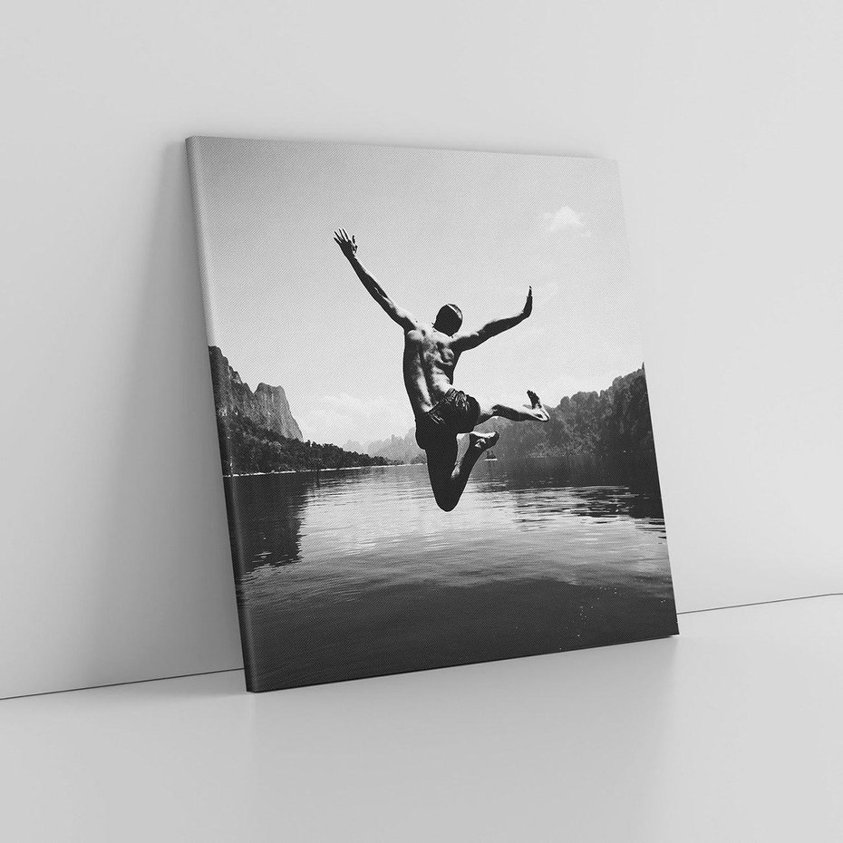 Obraz na płótnie 50x50 - Beztroska Chwila - czarno biała fotografia, mężczyzna wesoło wskakuje do keziora w górach