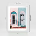 Plakat w ramie 40x50 - Urok Starych Drzwi - stare retro drzwi kamienicy, pastelowe kolory - rama biała
