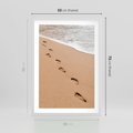 Plakat w ramie 50x70 - Ślady Stóp na Plaży: Spacer nad Morzem - plaża, ślady stóp na piasku - rama biała