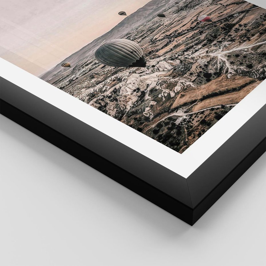 Plakat w ramie 40x50 - Wolność w Powietrzu - balony latające nas pustynnym krajbrazem, balony do latania - rama czarna