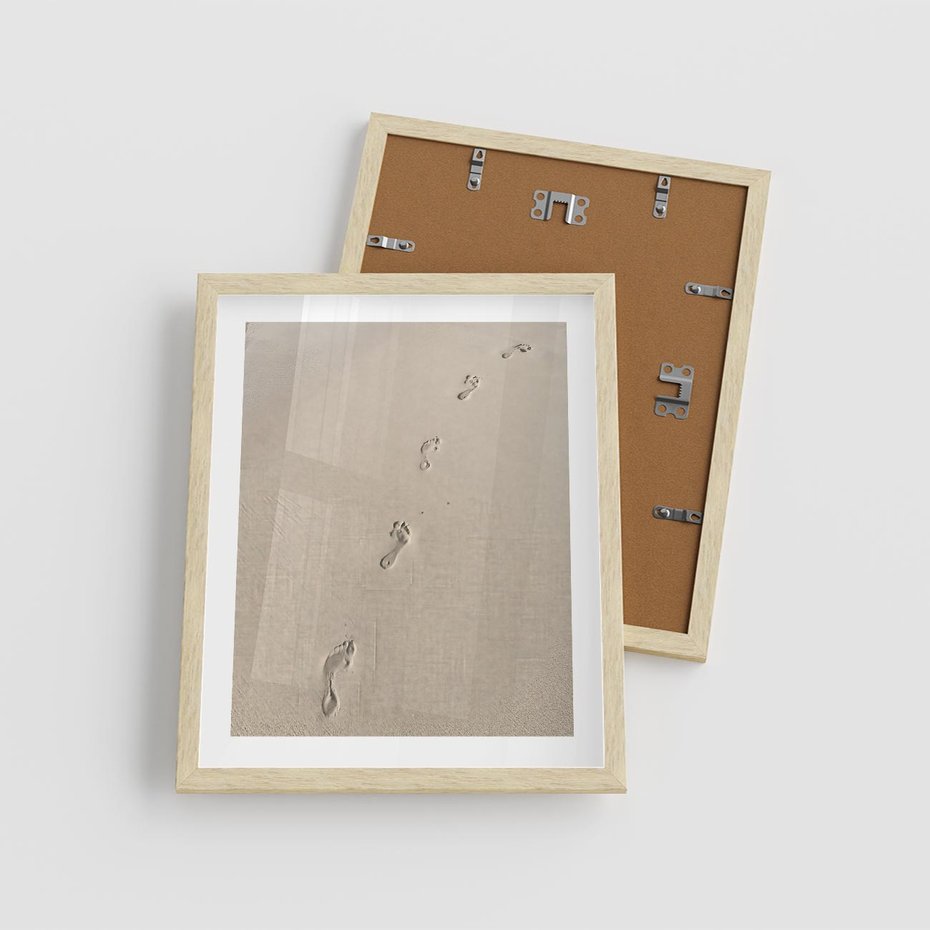 Plakat w ramie 40x50 - Ślady na Złocistym Piasku - piasek, ślady stóp na piasku - rama drewno