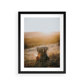 Plakat w ramie 30x40 - Podróżniczy bukiet na łące - plecak, podróż - rama czarna