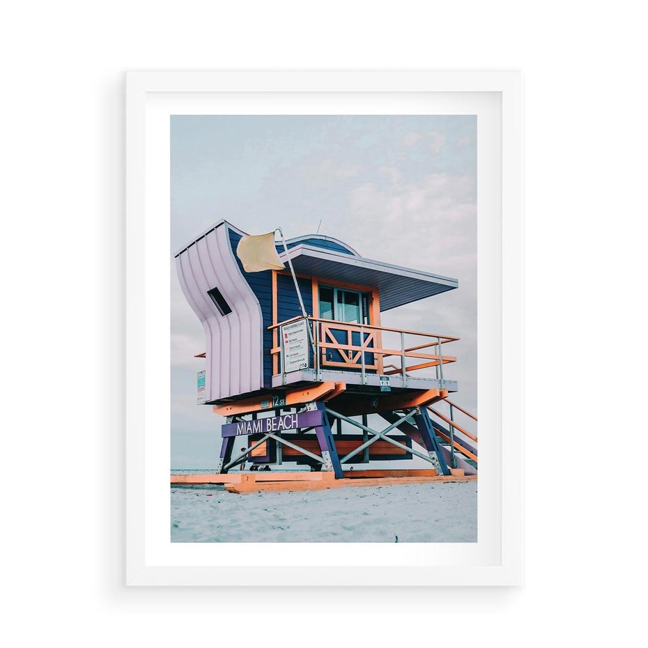 Plakat w ramie 50x70 - Plażowa Kolorystyka: Budka Ratownika w Pastelach - pastelowa budka ratownika, plaża Miami - rama biała
