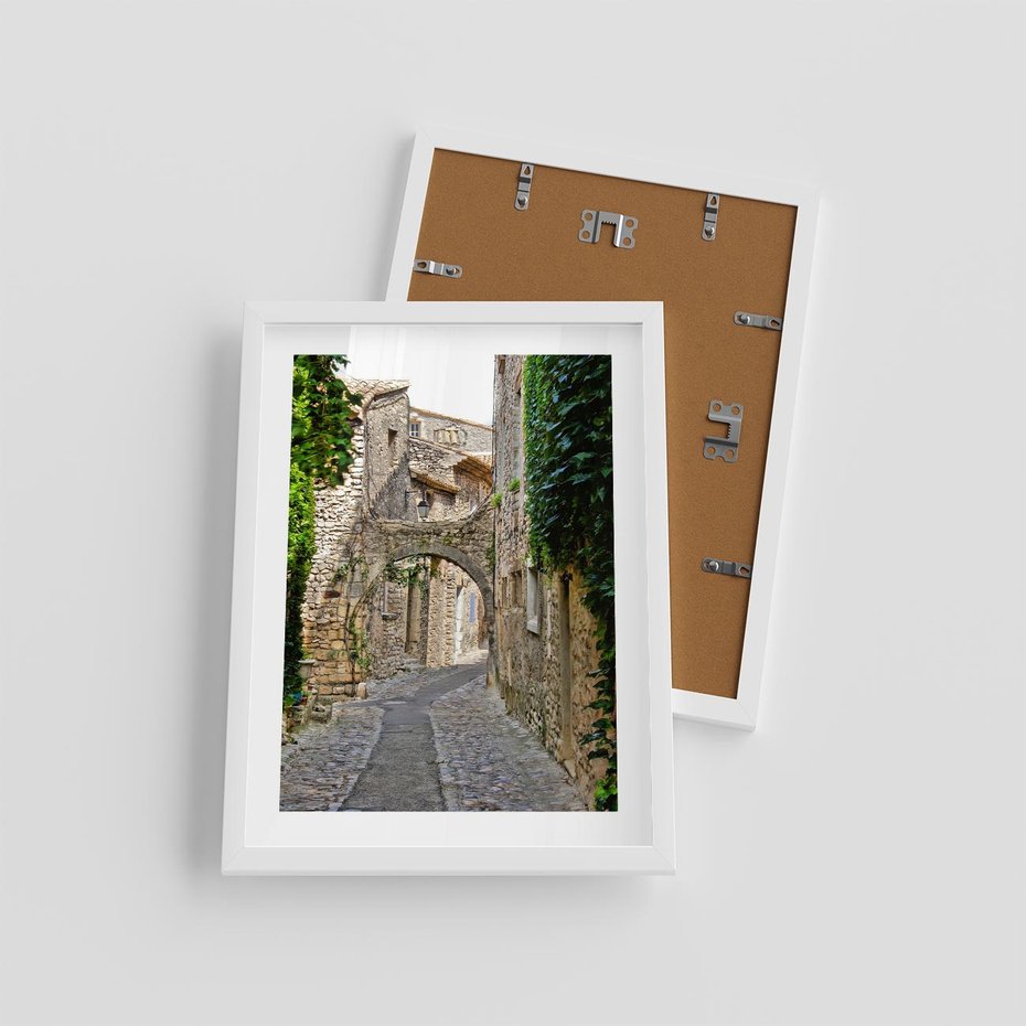 Plakat w ramie 30x40 - Urokliwa perspektywa uliczki - uliczka, perspektywa - rama biała