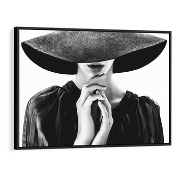 Obraz w ramie 70x50 - Czarna Elegancja - fotografia czarno biała, zbliżenie portret kobiety w czerni - rama czarna
