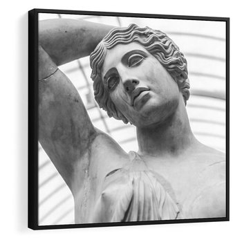 Obraz w ramie 50x50 - Zaklęta w Kamieniu - antyczna rzeźba kobiety na fotografii, czarno biała - rama czarna