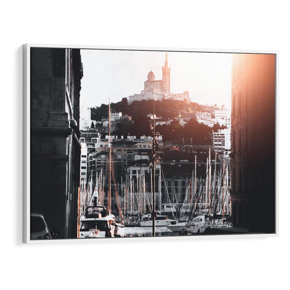 Obraz w ramie 120x80 - Światło Portowe - czarno białe zdjecie, uliczka w nadmorskim mieście - rama biała