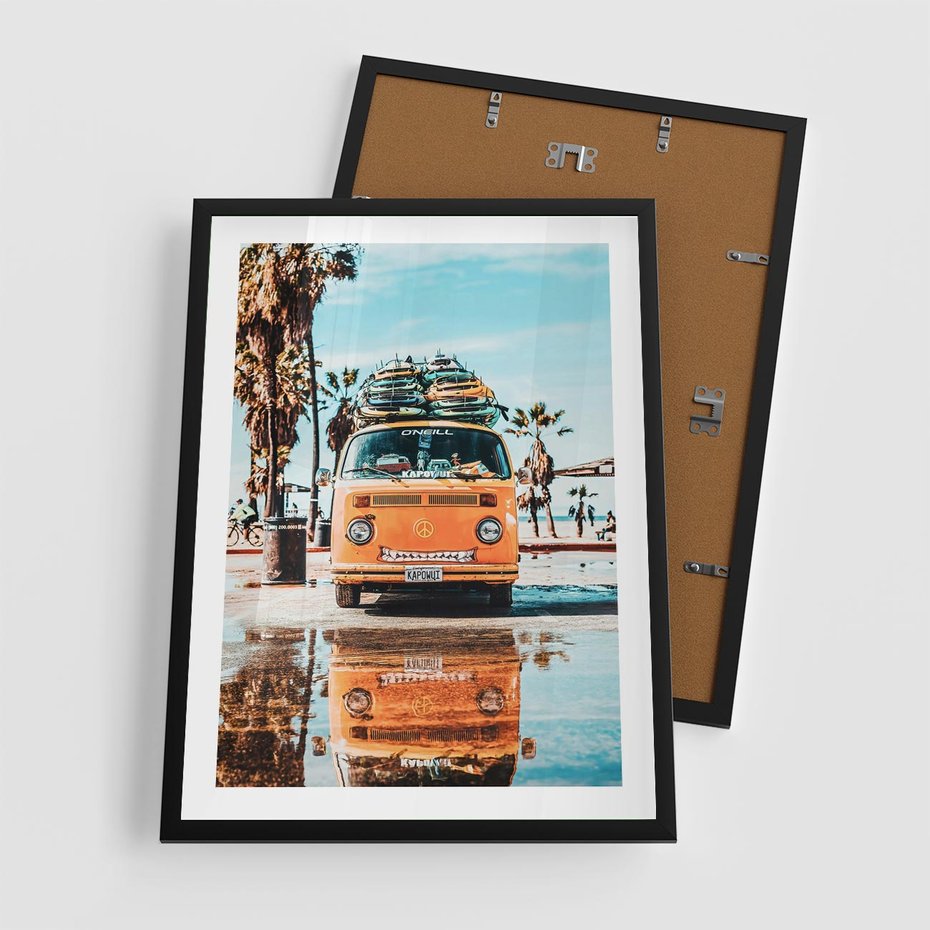 Plakat w ramie 50x70 - Wakacje na Kółkach - kamper, deski surfingowe na dachu - rama czarna
