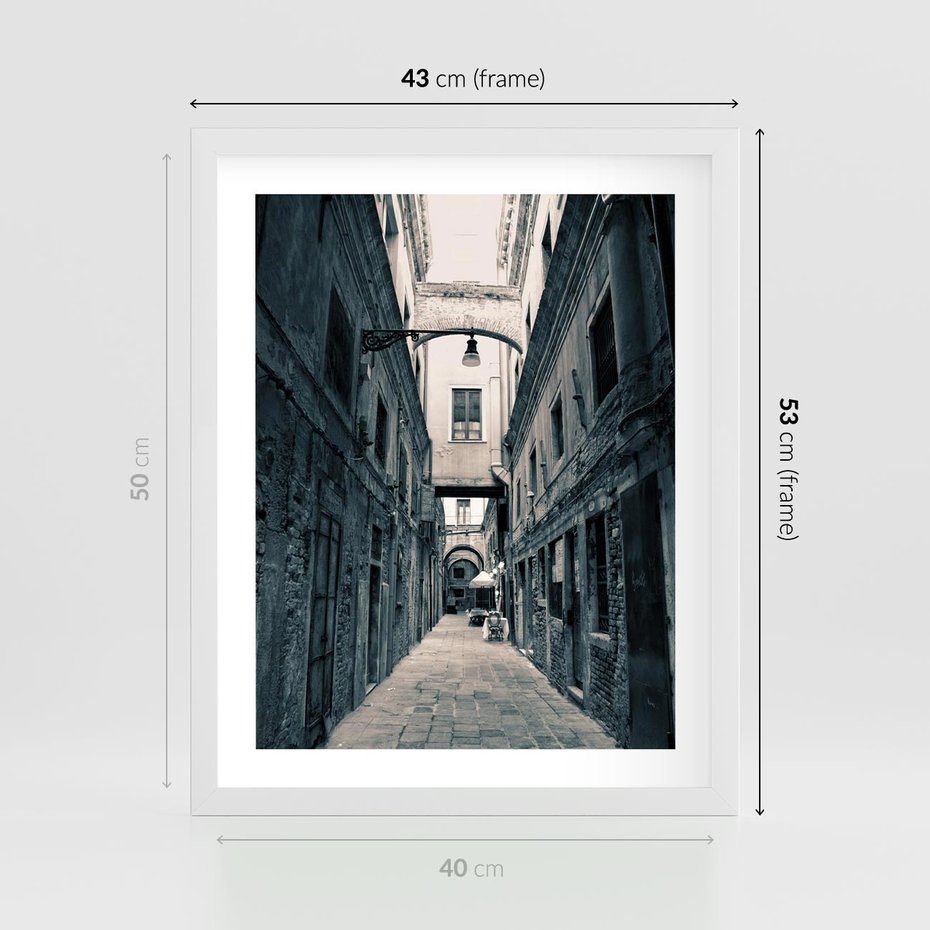 Plakat w ramie 40x50 - Odkryj tajemnice miasta - uliczka, perspektywa - rama biała
