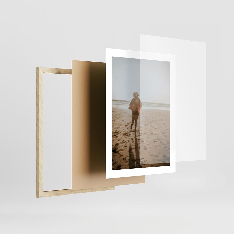 Plakat w ramie 30x40 - O Zachodzie Słońca - klimatyczna fotografia, postać biegnie po plaży - rama drewno