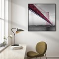 Obraz w ramie 50x50 - Majestatyczny Most - czarno biała fotografia, czerwony stalowy most nad rzeką - rama czarna