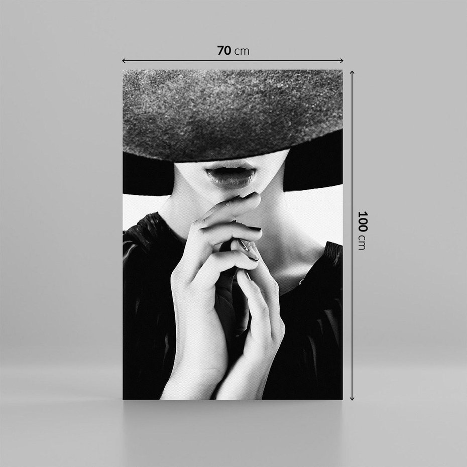 Obraz na płótnie 70x100 - Czarna Elegancja - fotografia czarno biała, zbliżenie portret kobiety w czerni