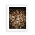 Plakat w ramie 40x50 - Suchość Liści w Brązowych Tonach - suche liście jesień brąz - rama biała