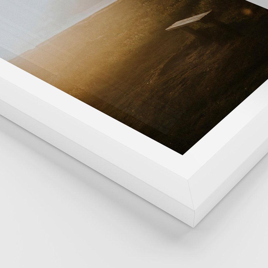 Plakat w ramie 30x40 - Mglisty zachód słońca na ławeczce - mgła, zachód - rama biała