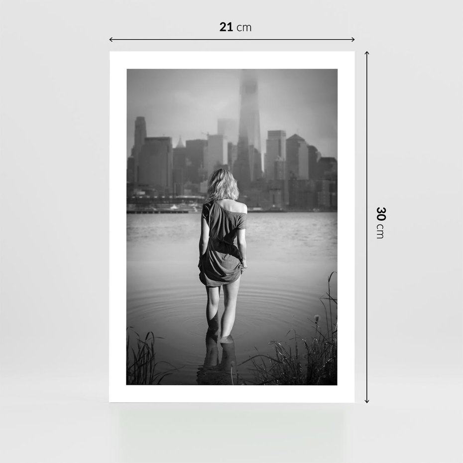 Plakat bez ramy 21x30 - Kapiel w Mieście - czarno białe zdjęcie, kobieta wchodzi do wody