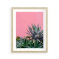 Plakat w ramie 40x50 - Tropikalne Liście na Różowej Ścianie - różowa ściana, tropikalne liście na jej tle - rama drewno