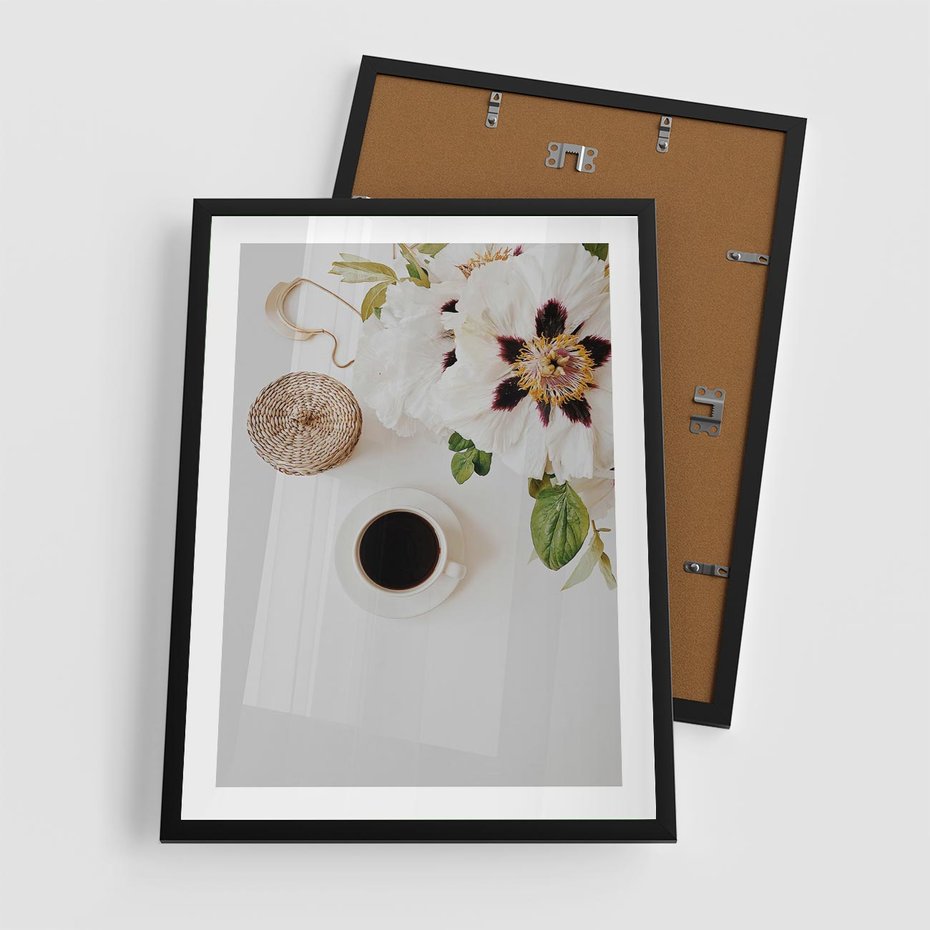 Plakat w ramie 50x70 - Bukiet Kwiatów i Kawa na Stole - fotografia, na stole bukiet - rama czarna
