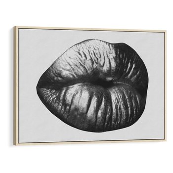 Obraz w ramie 70x50 - Srebrna Moc Wyrazu - srebrne usta, zbliżenie - rama drewno