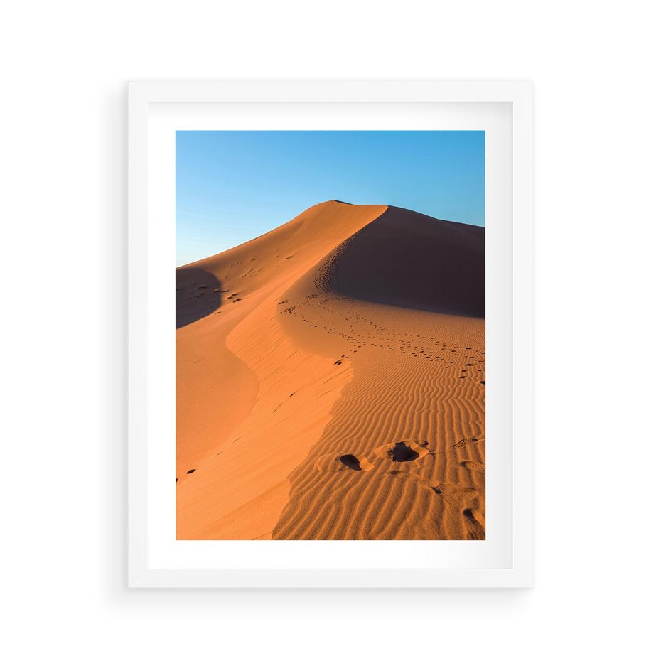 Plakat w ramie 40x50 - Piasek pustyni wędruje - pustynia, piasek - rama biała