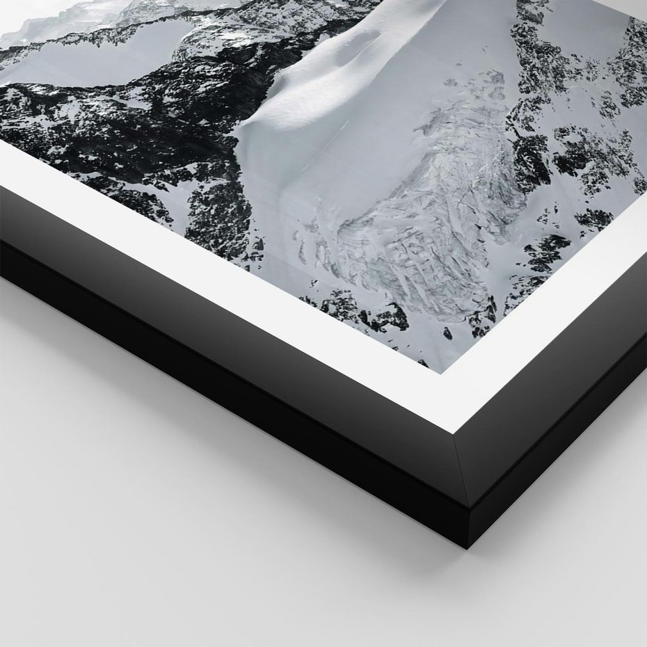 Plakat w ramie 30x40 - Biały Zimowy Pejzaż - góry w zimie, ośnieżone wysokie szczyty - rama czarna