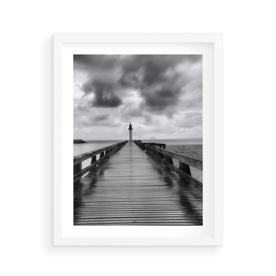 Plakat w ramie 40x50 - Romantyczny pomost z latarnią - pomost, latarnia - rama biała