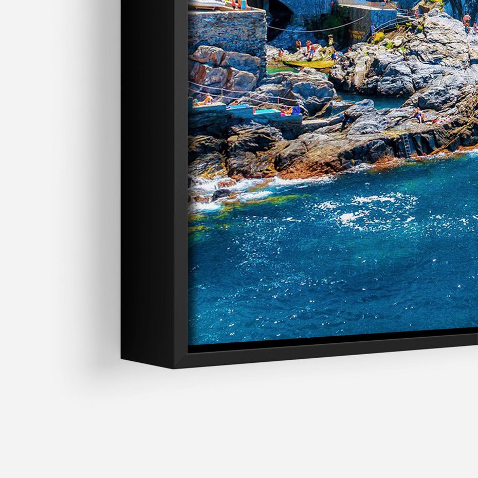 Obraz w ramie 50x70 - Barwne Wybrzeże - nadmorskie miasto na klifie, kolorowe tęczowe budynki - rama czarna