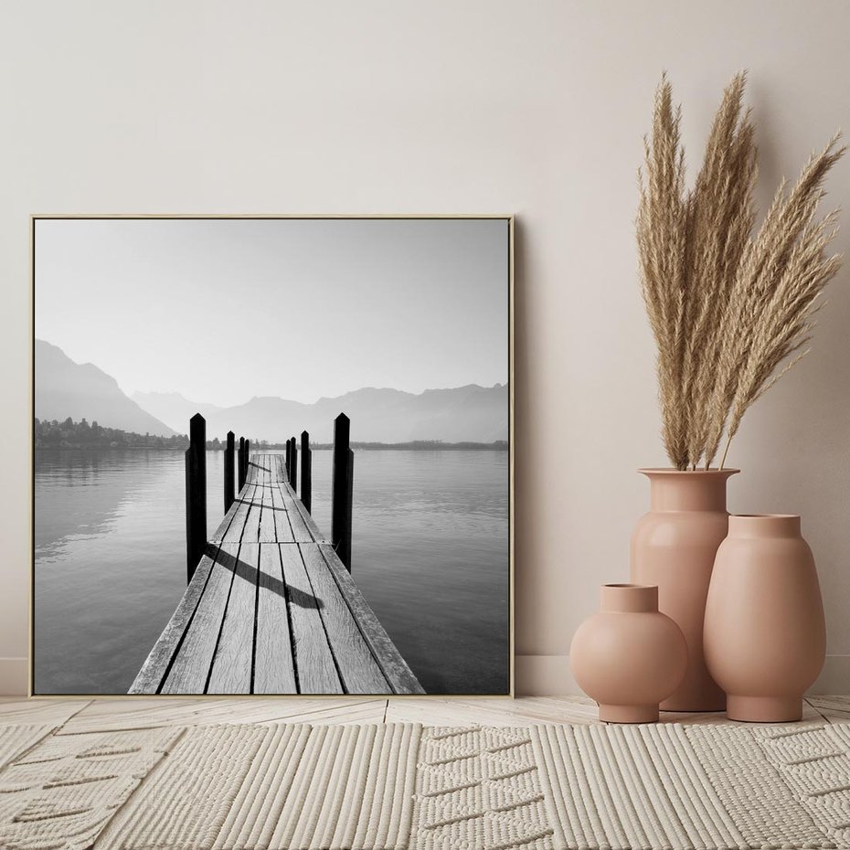 Obraz w ramie 50x50 - Spokojna Przystań - czarno biała fotografia, drewniany pomost na jeziorze - rama drewno